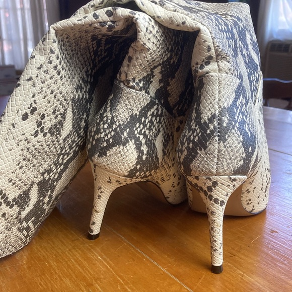 Steve Madden Kinga White Black Faux Snake Pointed Toe Kitten Heeled Boot 6.5 - Picture 4 of 11